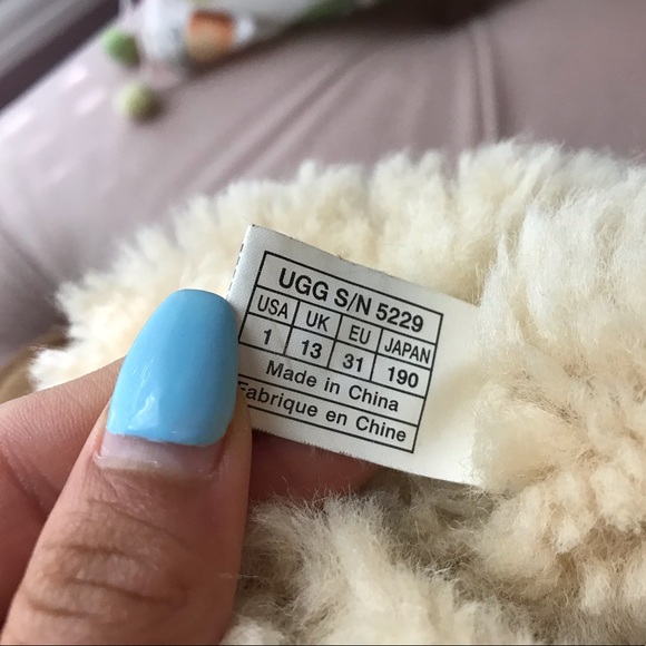 Kids UGG Classic Tall Boot - Picture 8 of 8